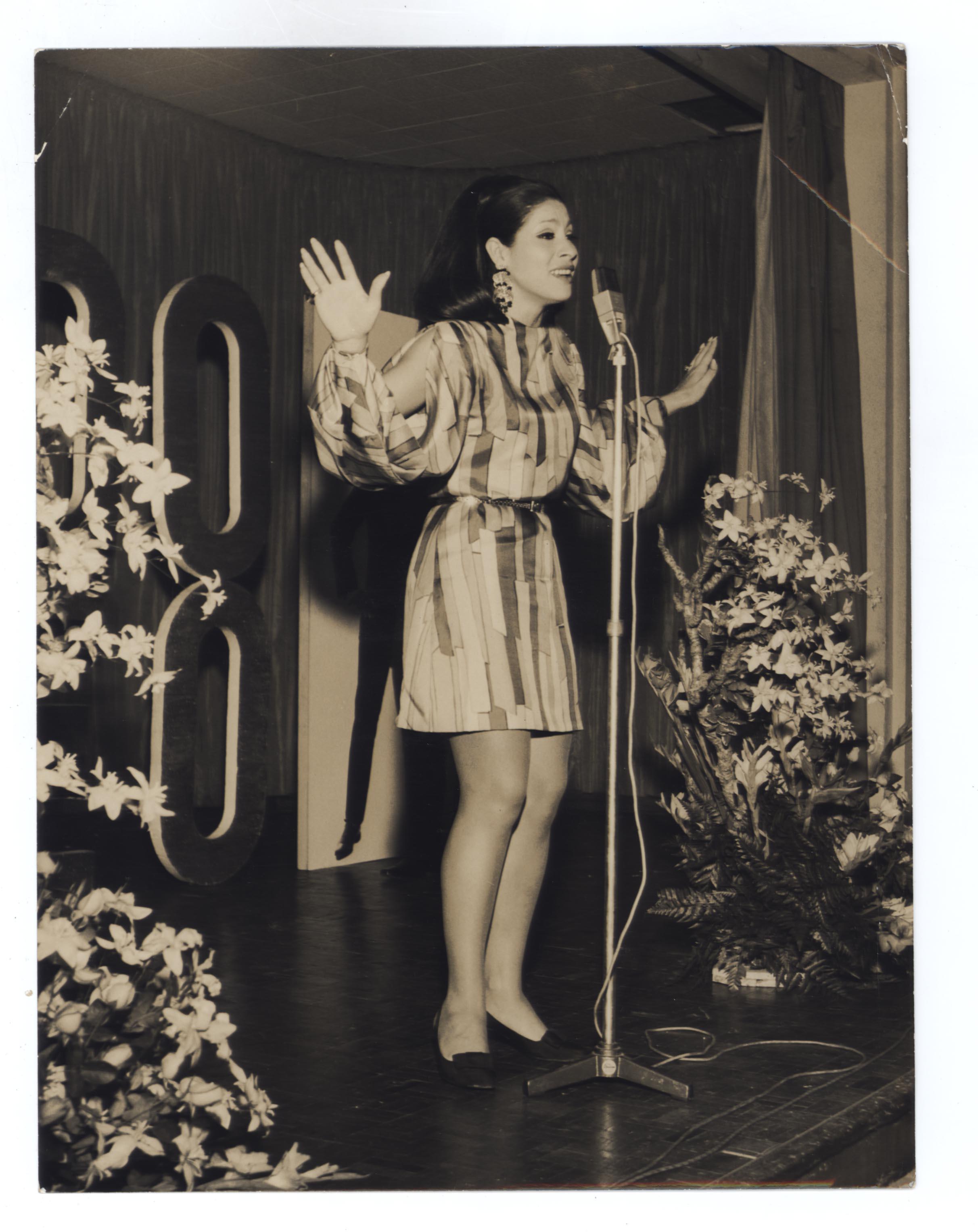 Clara Nunes ao microfone