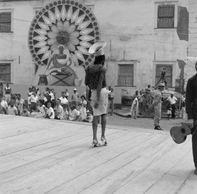 Homem fantasiado de mulher no carnaval