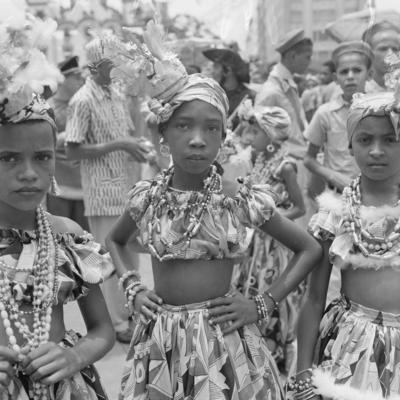 Crianças desfilando em agremiações carnavalescas