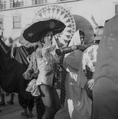 Homem fantasiado de mulher no carnaval