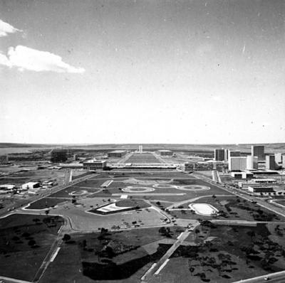 Vista diurna do eixo monumental de Brasília