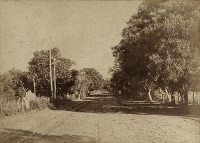 Rua com linha férrea