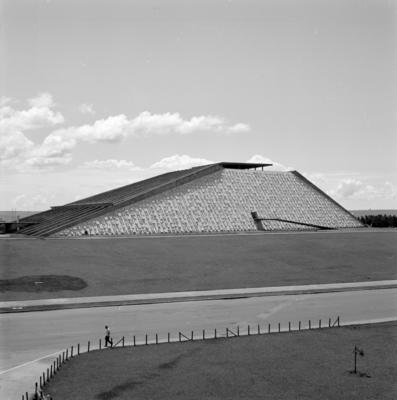 Teatro Nacional Cláudio Santoro, "O sol faz a festa", relevo de Athos Bulcão