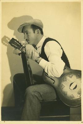 Ascendino Lisboa com violão semiacústico