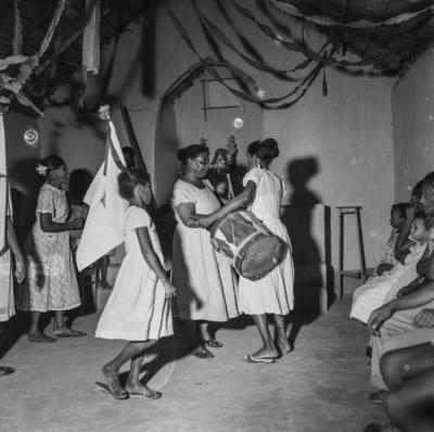 Tambor do Divino Espírito Santo, caixeiras