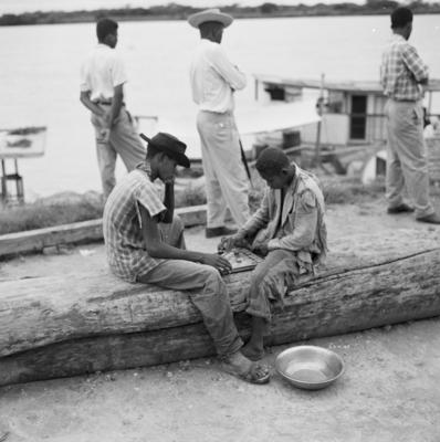 Meninos jogando damas às margens do Rio São Francisco