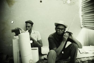 Em primeiro plano Mario Balaban e em segundo plano Jorge Bodanzky. Alunos da Universidade de Brasília ouvem notícias alguns meses depois do golpe militar