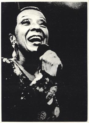 Elizeth Cardoso ao microfone (folheto)