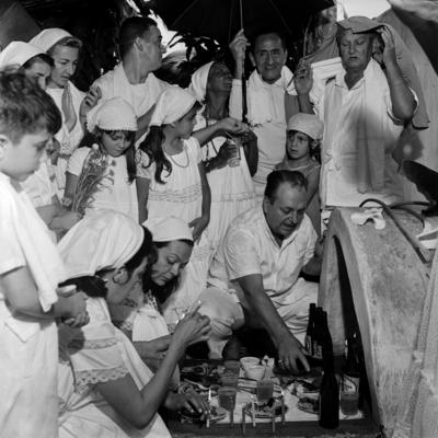 Festa de Cosme e Damião em Centro de Umbanda, agachado, Erivelto Martins