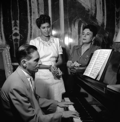 Gabriella Besanzoni Lage e seus convidados durante sarau