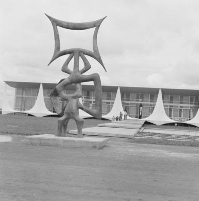 Escultura "O Rito dos Ritmos", de Maria Martins