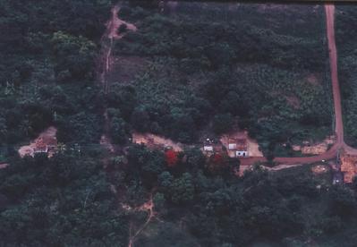 Vista aérea de estradas em meio à floresta