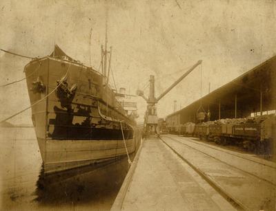 Vapor descarregando carvão no cais