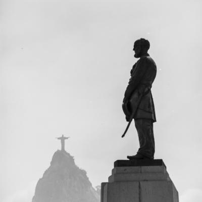 Panoramas, Monumento ao Almirante Marquês de Tamandaré com Corcovado ao fundo