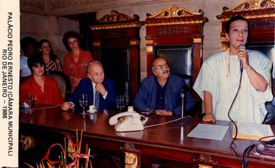 Elizeth Cardoso ao microfone