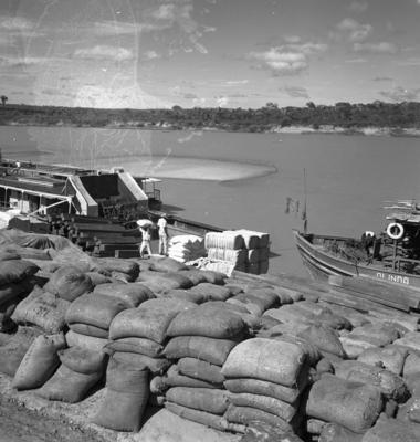 Trabalhadores descarregando barco
