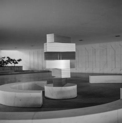 "Polivolume: Ponto de Encontro", escultura de Mary Vieira, no Palácio dos Arcos ou Palácio Itamaraty