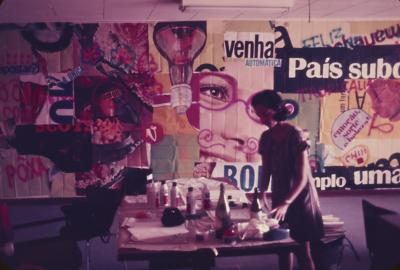 Lena Coelho dos Santos produzindo mural a partir de colagens, em uma escola