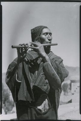 Camponês tocando flauta