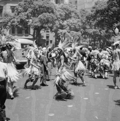 Carnaval de rua - bloco com pessoas utilizando fantasias de inspiração indígena