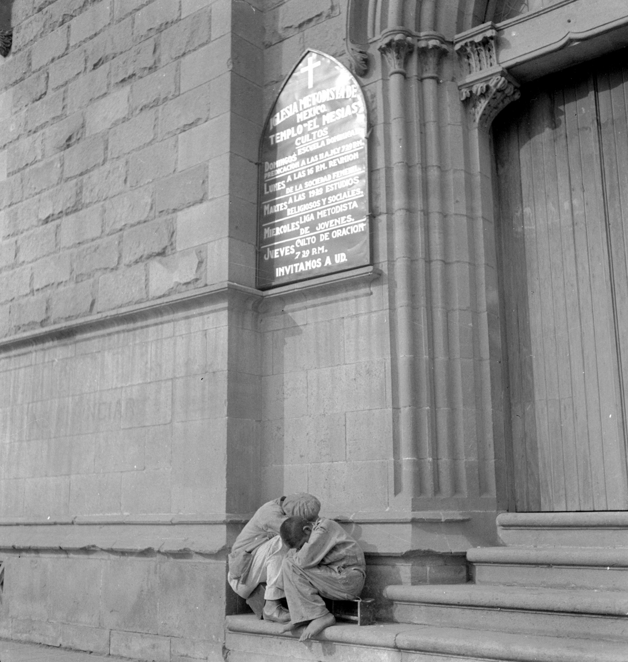 Meninos em frente ao templo El Mesías Balderas