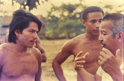 Evandro Carreira conversa com indígenas Ticuna