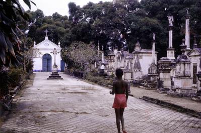 Cemitério de Nossa Senhora da Soledade - capela (ao fundo)