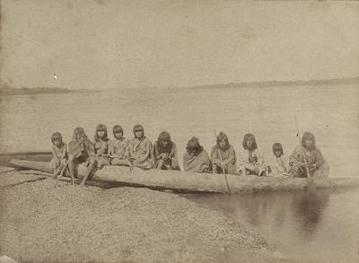 Indígenas em uma canoa