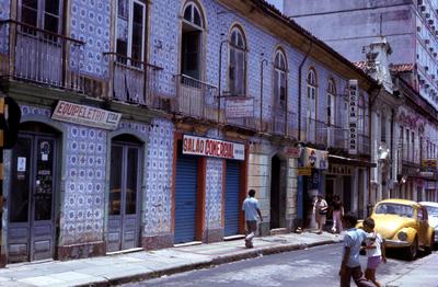 Sobrados e Capela do Senhor dos Passos (ao fundo)