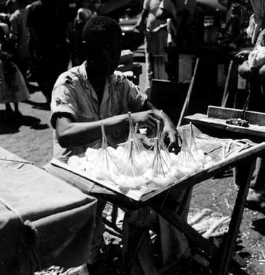 Comércio ambulante durante o carnaval de Recife