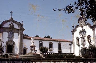 Igreja da Ordem Terceira de São Francisco e Igreja de Santo Antônio (à direita)
