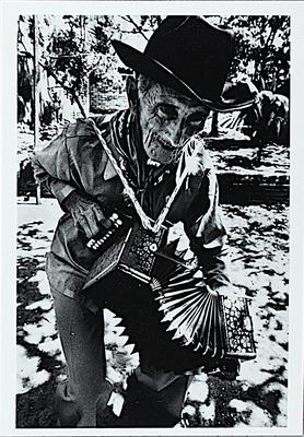 Cartão Postal com reprodução de fotografia “Velho Arcodeonista” (Rio Grande do Norte - 1974) de Madalena Schwartz pertencente ao acervo do Instituto Moreira Salles