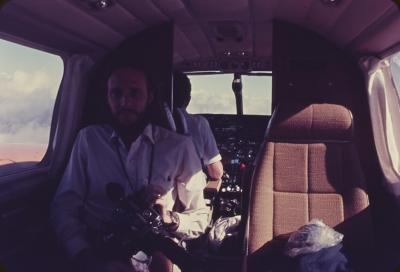 Jorge Bodanzky com a câmera Beaulieu durante sobrevoo por localidade da região do nordeste brasileiro