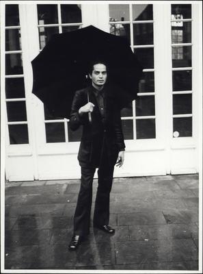 Baden Powell com guarda-chuva