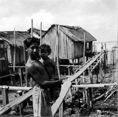 Vila da Barca, palafitas flutuantes, crianças