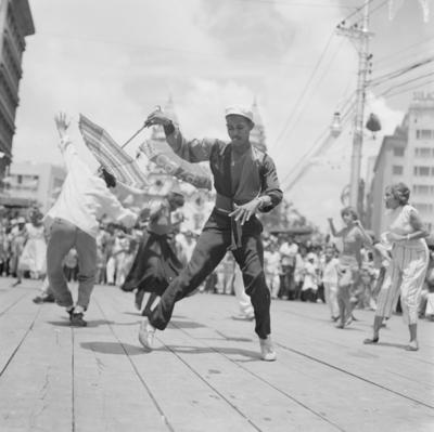 Passista de frevo em frente à Igreja Matriz do Santíssimo Sacramento de Santo Antônio