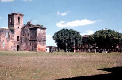 Ruínas da Igreja Matriz de São Matias e edificação (à direita)