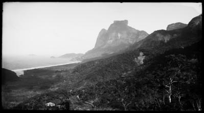 Pedra da Gávea e Praia de São Conrado vistas da Estrada da Gávea