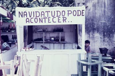 Festa de largo. Na venda, lê-se: "Na vida tudo pode acontecer"