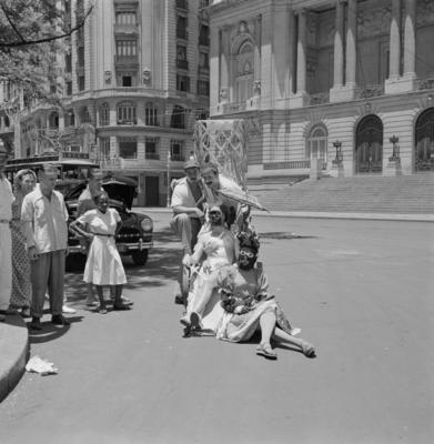 Carnaval de rua, homens fantasiados de mulher em frente à Câmara dos Vereadores