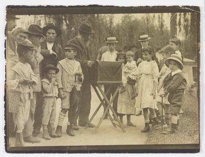 Grupo de pessoas ao redor de realejo