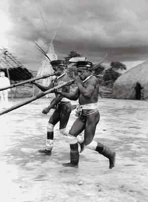 Homens do povo Kamaiurá com suas flautas chamadas uruá