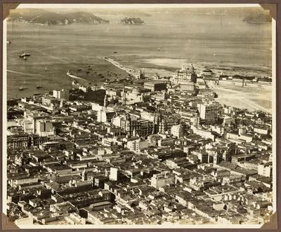 Vista de parte do Centro do Rio de Janeiro; à direita, a esplanada do Morro do Castelo