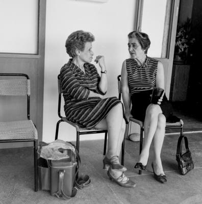 De vestido, Rosalina Leão, no Sítio Burle Marx, na ocasião da visita de Pablo Neruda