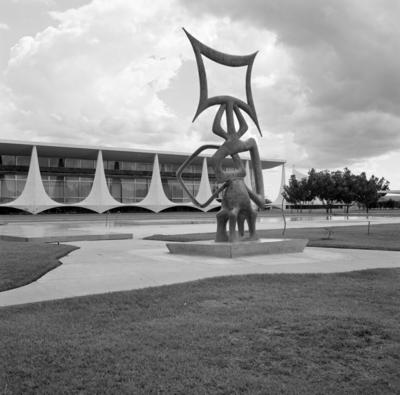 Escultura "O Rito dos Ritmos", de Maria Martins
