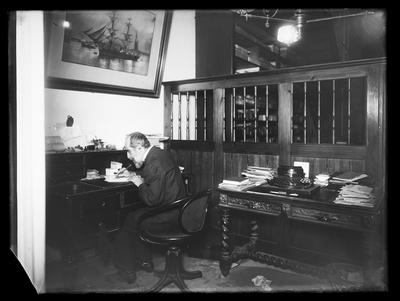 Marc Ferrez em seu escritório