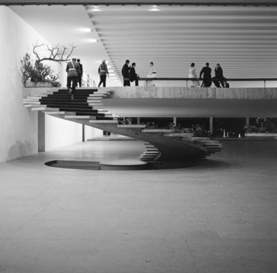 Recepção em homenagem à Rainha Elizabeth II. A escada helicoidal foi projeto dos arquitetos Milton Ramos e Joaquim Cardoso
