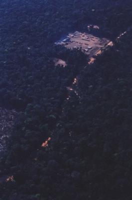 Vista aérea de estrada em meio à floresta