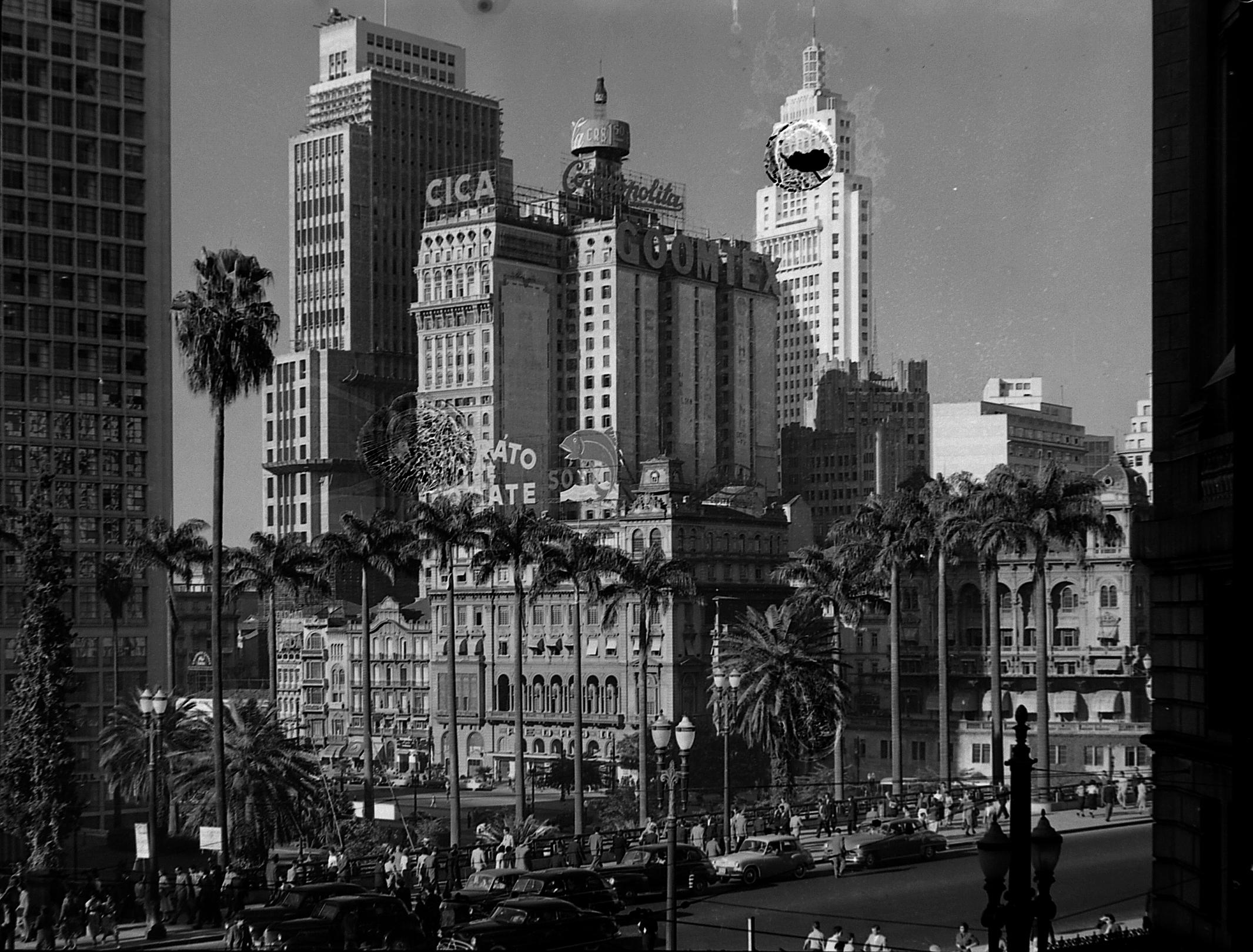 Centro de São Paulo - ao fundo, o edifício Altino Arantes