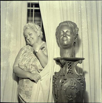 Leny Eversong e busto